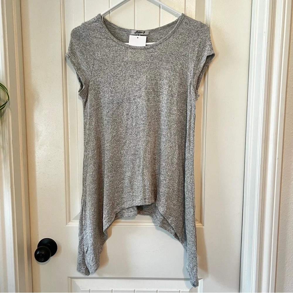 Aiden Y NWT Heather Gray Knit T-Shirt Shark-bite Hem Cap Sleeves Stretchy Comfy - Picture 2 of 11